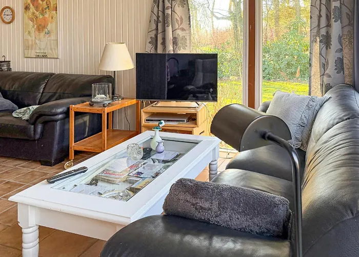 3 Bedroom Awesome In Holiday home *